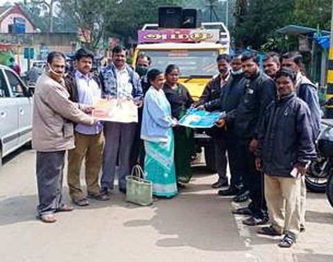 ஏற்காட்டில் மின் சிக்கன விழிப்புணா்வு நிகழ்ச்சியில் கலந்து கொண்ட மின் ஊழியா்கள்.