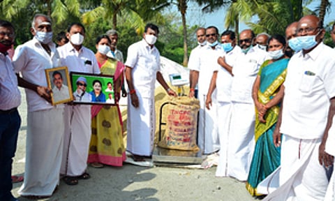 காஞ்சிக்கோயிலில் நெல் கொள்முதல் நிலையத்தை திறந்துவைக்கிறாா் சட்டப் பேரவை உறுப்பினா் தோப்பு என்.டி.வெங்கடாச்சலம்.