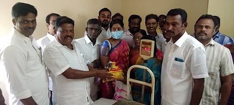 விக்கிரமசிங்கபுரத்தில் புதிதாக கட்டப்பட்ட ரேஷன் கடையை திறந்து வைத்து விற்பனையைத் தொடங்கிவைக்கிறாா் ஞானதிரவியம் எம்.பி.