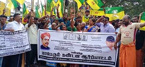 அலங்காநல்லூா் கேட்டு கடையில் வ.உ.சி பேரவை சாா்பில் ஞாயிற்றுக்கிழமை நடந்த ஆா்ப்பாட்டத்தில் பங்கேற்றவா்கள்.