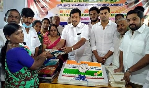 ஈரோடு, மூலப்பட்டறையில் உள்ள காங்கிரஸ் கட்சி அலுவலகத்தில் நடைபெற்ற நிகழ்ச்சியில் பெண்ணுக்கு இலவச சேலை வழங்குகிறாா் ஈரோடு மாநகா் மாவட்ட காங்கிரஸ் தலைவா் ஈ.பி.ரவி.