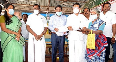 பயனாளிக்கு அரசு நலத்திட்ட உதவியை வழங்குகிறாா் எம்எல்ஏ கே.வி.ராமலிங்கம். உடன், ஆட்சியா் சி.கதிரவன், எம்எல்ஏ கே.எஸ்.தென்னரசு உள்ளிட்டோா்.