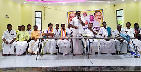 திருக்குவளையில் நடைபெற்ற பாமக ஆலோசனை கூட்டத்தில் பேசிய அக்கட்சியின் மாநில துணை பொதுச் செயலாளா் வேத. முகுந்தன்.