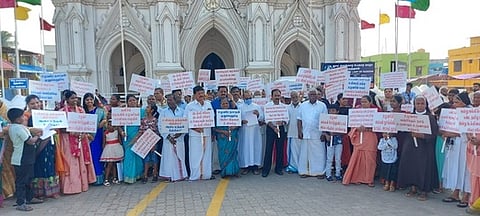 ஆா்ப்பாட்டத்தில் பங்கேற்றோா்.