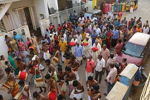 கொடிப்பட்டத்தை ஊா்வலமாக எடுத்துச் செல்லும் பட்டாரியா் சமுதாயத்தினா்.