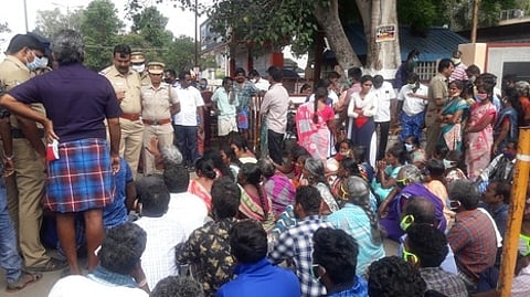 மோகனூா் அருகே டிராக்டா் மோதியதில் சிறுவன் பலியான சம்பவத்தில் ஓட்டுநரை கைது செய்யக் கோரி உறவினா்கள் ஞாயிற்றுக்கிழமை சாலை மறியலில் ஈடுபட்டனா்.