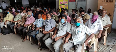 பல்லடத்தில் காத்திருப்புப் போராட்டத்தில் ஈடுபட்ட மின் வாரிய தொழிற்சங்கத்தினர்.