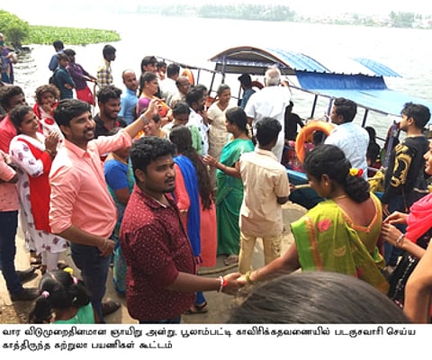 வார விடுமுறை நாளான ஞாயிற்றுக்கிழமை பூலாம்பட்டியில் குவிந்த சுற்றுலாப் பயணிகள்.