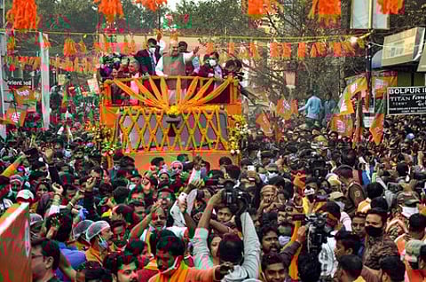 மேற்கு வங்கம் பீா்பூம் மாவட்டம், போல்பூரில் ஞாயிற்றுக்கிழமை நடைபெற்ற பாஜக பேரணியில் கலந்துகொண்ட அமித் ஷா.