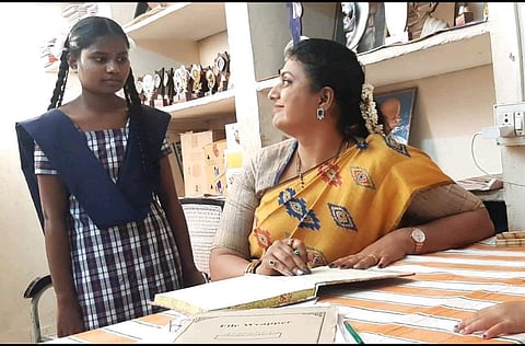 தத்தெடுத்துக் கொள்ளும் ஏழை பெண் புஷ்பகுமாரியுடன் ரோஜா.