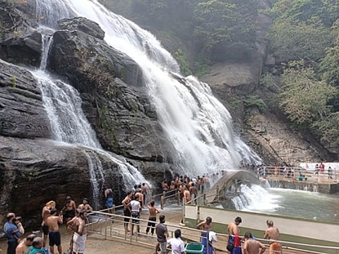 குற்றாலம் பேரருவியில் உற்சாகமாக குளித்து மகிழும் சுற்றுலாப் பயணிகள்.