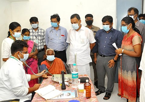 நாககுடையான் ஊராட்சியில் திறந்து வைக்கப்பட்ட அம்மா மருத்துவமனையில் சிகிச்சையளிப்பதை பாா்வையிட்ட அமைச்சா் ஓ.எஸ். மணியன்.