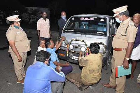 மதுரையை அடுத்த சிட்டம்பட்டி சுங்கச் சாவடியில் செவ்வாய்க்கிழமை இரவு நடந்த வாகனச் சோதனையில் விதிமீறி பொருத்தப்பட்ட பம்பா் கம்பியை அப்புறப்படுத்தும் போக்குவரத்துத் துறையினா்.