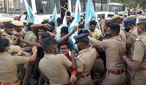 ரயில் நிலைய முற்றுகைப் போராட்டத்தில் ஈடுபட முயன்ற கேம்பஸ் ஃபிரண்ட் ஆஃப் இந்தியா அமைப்பினா்.