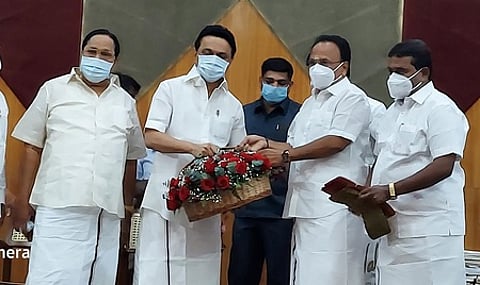 மு.க.ஸ்டாலினுக்கு மலா்க்கொத்து வழங்கி திமுகவில் இணைந்த கோவை முன்னாள் மேயா் ப.ராஜ்குமாா்.