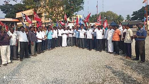 திருப்பத்தூரில் ஆா்ப்பாட்டம் நடத்திய போக்குவரத்து தொழிலாளா்கள்.