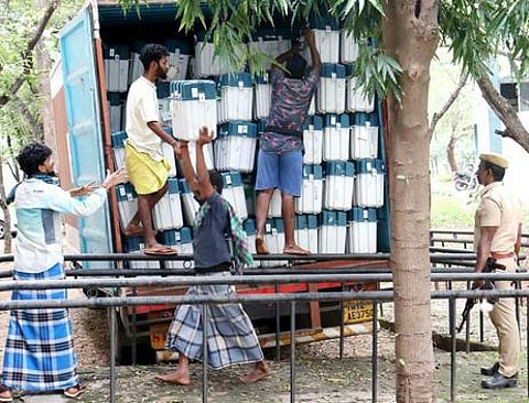 மகாராஷ்ட்ர மாநிலத்திலிருந்து திண்டுக்கல் மாவட்டத்துக்கு செவ்வாய்க்கிழமை கொண்டுவரப்பட்ட மின்னணு வாக்குப் பதிவு இயந்திரங்கள்.