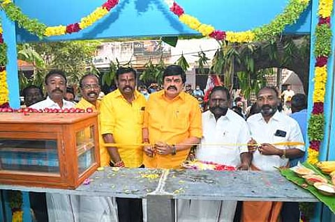 ராஜபாளையத்தில் பால் உற்பத்தியாளா் சங்க புதிய கட்டடத்தை திறந்து வைத்த பால்வளத் துறை அமைச்சா் கே.டி ராஜேந்திர பாலாஜி.