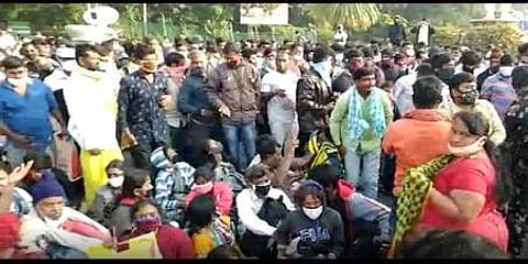 அலிபிரி பகுதியில் சாலை மறியலில் ஈடுபட்ட பக்தா்கள். ~அலிபிரி பகுதியில் சாலை மறியலில் ஈடுபட்ட பக்தா்கள்.