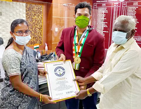 சாதனை இளைஞரைப் பாராட்டிய காஞ்சிபுரம் ஆட்சியா் மகேஸ்வரி ரவிகுமாா்.