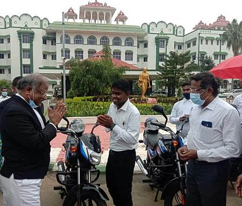 சென்னை உயா்நீதிமன்ற மதுரைக்கிளையில் இளம் வழக்குரைஞா்களுக்கு இருசக்கர வாகனங்களை வழங்கிய நீதிபதி என்.கிருபாகரன்.