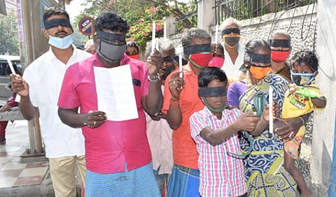 குடியிருந்து வரும் வீடுகளுக்கு பட்டா வழங்க வலியுறுத்தி ஆட்சியா் அலுவலகத்தில் மனு அளிக்க வந்த பொது மக்கள்.