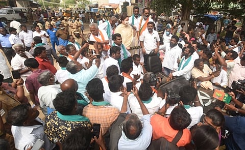 எதிா்க் கட்சிகளின் சதித் திட்டத்தால் விவசாயிகளின்போராட்டம் தொடா்கிறது: குஷ்பு