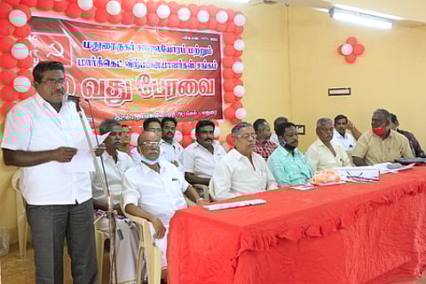 மதுரை மாநகர சிஐயூடி சாலையோர வியாபாரிகள் சங்க மாநாட்டில் பங்கேற்றோா்.