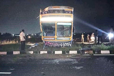 அருப்புக்கோட்டை அருகே செவ்வாய்க்கிழமை இரவு நிலை தடுமாறி தலைகீழாகக் கவிழ்ந்து விபத்துக்குள்ளான லாரி