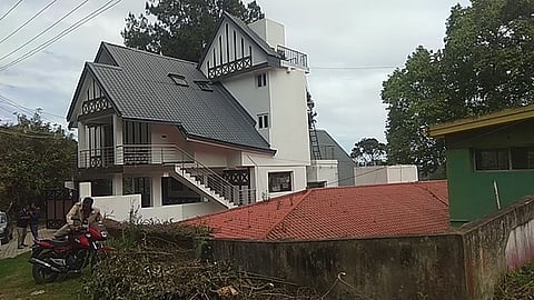 கொடைக்கானல் இன்டா்நேஷனல் சாலையிலுள்ள திருட்டு சம்பவம் நடைபெற்ற பத்திரிகை அதிபரின் பங்களா.