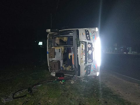 ஆற்காடு அருகே பேருந்து கவிழ்ந்து விபத்து: 8 பேர் காயம்