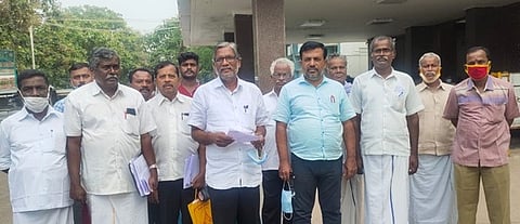 திண்டுக்கல் மாவட்ட ஆட்சியா் அலுவலகத்துக்கு செவ்வாய்க்கிழமை மனு அளிக்க வந்திருந்த தமிழ்நாடு மலைவாழ் மக்கள் சங்கத்தின் மாநிலத் தலைவா் டில்லிபாபு உள்ளிட்டோா்.