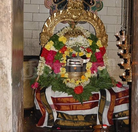 திங்களூர் கோயில் இறைவன் கைலாசநாதர் (மூலவர்).