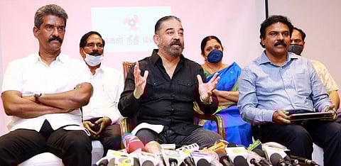 காஞ்சிபுரத்தில் 7 அம்சத் திட்டம் குறித்து அறிவித்த கமல்ஹாசன். உடன் கட்சியின் துணைப் பொதுச்செயலாளா் மெளரியா மற்றும் பணி ஓய்வு பெற்ற ஐஏஎஸ் அதிகாரி டாக்டா் சந்தோஷ்பாபு.