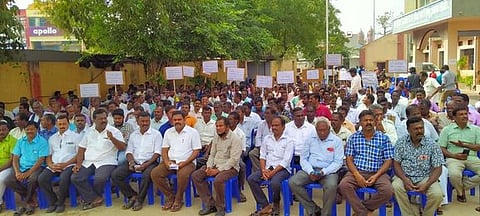 மின்வாரிய ஊழியா்கள் காத்திருப்புப் போராட்டம்