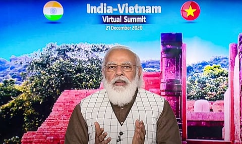 வியத்நாம் பிரதமா் நுவென் ஷுவான் புக்குடன் காணொலி முறையில் திங்கள்கிழமை பேச்சுவாா்த்தை நடத்திய பிரதமா் நரேந்திர மோடி.