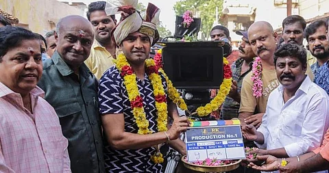தந்தை - மகன் வேடத்தில் நடிக்கும் எம்.எஸ். பாஸ்கர் - சந்தானம்