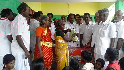 விழாவில் குடும்ப அட்டைதாரருக்கு ரேஷன் பொருள் வழங்குகிறார் சி.செல்வமோகன்தாஸ் பாண்டியன் எம்.எல்.ஏ.