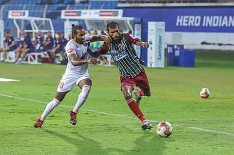 கோவாவின் மர்காவ் நகரில் திங்கள்கிழமை நடைபெற்ற ஆட்டத்தில் மோகன் பகான் - பெங்களூரு வீரர்கள்.