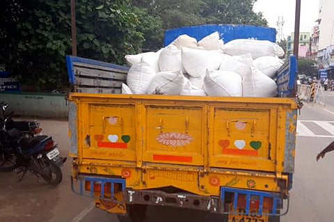 சாத்தூா் அருகே ரேஷன் அரிசி மூட்டைகள் கடத்தியதாக பறிமுதல் செய்யப்பட்ட சரக்கு வாகனம்.