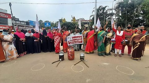 எரிவாயு உருளை, விறகு அடுப்புடன் மாதா் சங்கத்தினா் ஆா்ப்பாட்டம்