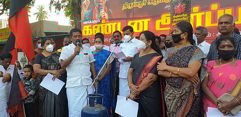 தாராபுரம் அண்ணா சிலை முன்பாக நடைபெற்ற ஆா்ப்பாட்டத்தில் பங்கேற்ற திமுகவினா்.