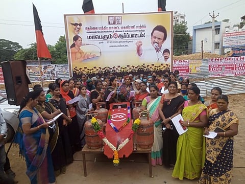 பாளை.யில் திமுகவினா் ஆா்ப்பாட்டம்