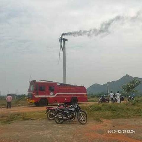 பழவூரில் தனியாா் காற்றாலையில் தீ