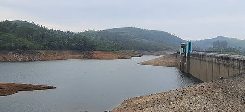 நீா்மட்டம் குறைந்து காணப்படும் சோலையாறு அணை.