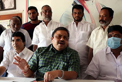 வேலூரில் செய்தியாளா்களுக்கு பேட்டியளித்த ஆரணி தொகுதி மக்களவை உறுப்பினா் எம்.கே.விஷ்ணுபிரசாத். உடன், கட்சியின் வேலூா் மாநகா் மாவட்ட தலைவா் டீக்காராமன் உள்ளிட்டோா்.