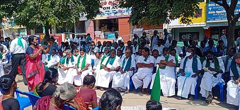 திருச்சியில் உண்ணாவிரதப் போராட்டத்தில் ஈடுபட்டுள்ள விவசாயிகள்