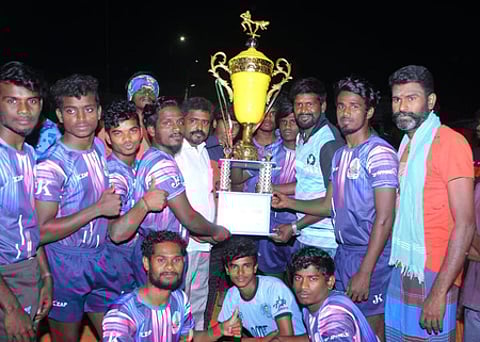 கோவை நஞ்சுண்டாபுரத்தில் நடைபெற்ற கபடி போட்டியில் முதலிடம் பிடித்த அணியினா்.