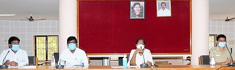 அரியலூா் மாவட்ட ஆட்சியரகக் கூட்டரங்கில் செவ்வாய்க்கிழமை நடைபெற்ற ஆலோசனைக் கூட்டத்தில் பேசுகிறாா் ஆட்சியா் த.ரத்னா. உடன், மாவட்டக் காவல் கண்காணிப்பாளா் ஆா். ஸ்ரீனிவாசன் உள்ளிட்டோா்.