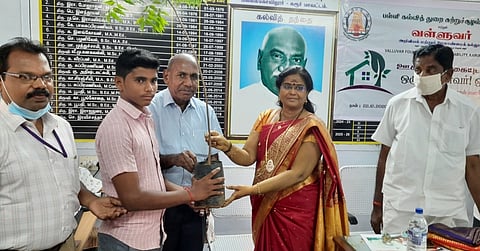 விழாவில் மாணவருக்கு மரக்கன்று வழங்குகிறாா் மாவட்ட முதன்மைக்கல்வி அலுவலா் க.பெ.மகேஸ்வரி. உடன், வள்ளுவா் கல்லூரித் தலைவா் க.செங்குட்டுவன் உள்ளிட்டோா்.